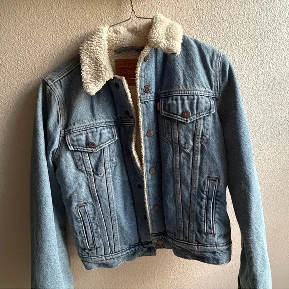 Levi's Light Blue Denim Jacket with Cream Sherpa Lining - Picture 2 of 5